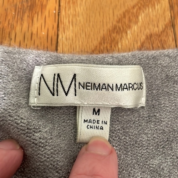 Neiman Marcus Round Neck Long Sleeve Star Sweater Grey size M - Picture 7 of 8